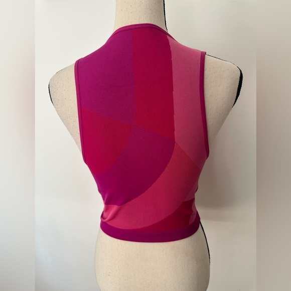 Fabletics seamless cropped pink workout sleeveless  Geo pattern top S/M Barbie - Picture 4 of 4